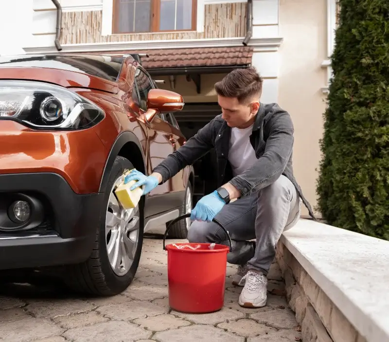Lavage auto à domicile Chambéon : professionnel intervenant sur un véhicule